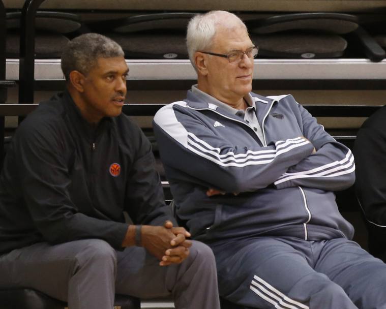 Phil Jackson, con accanto il fido Steve Mills, osserva l&#39;allenamento dei Knicks, che per il training camp hanno scelto l&#39;accademia militare di West Point. Ap